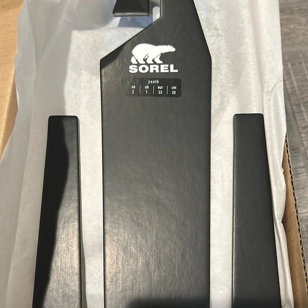 SOREL Youth Nakiska Slide II in Black and gold